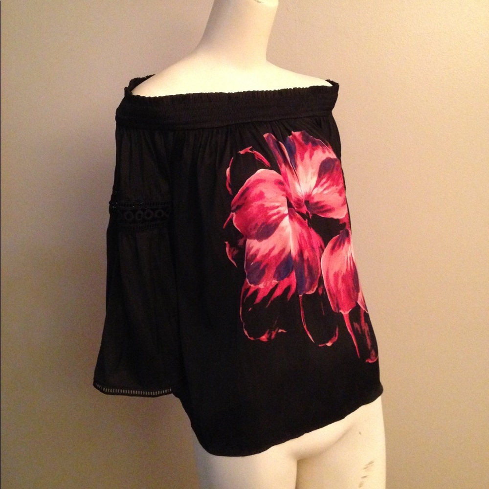 Jennifer Lopez off the shoulder floral blouse S